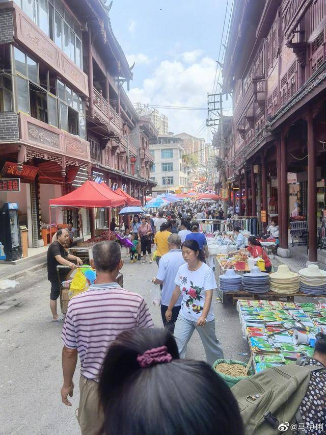 仔背带裤搭草帽清凉减龄皮肤黝黑太接地气百家乐姐姐带俩女儿去乡下赶集！她穿牛(图2)